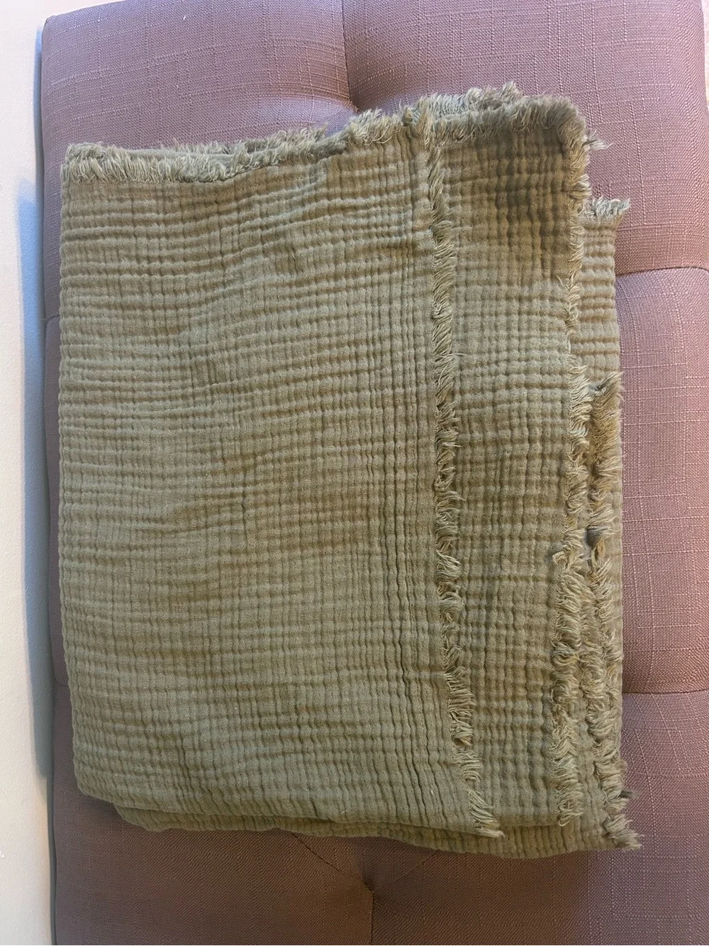 NWOT Quince Olive Green Organic Cotton Gauze Throw  Blanket!